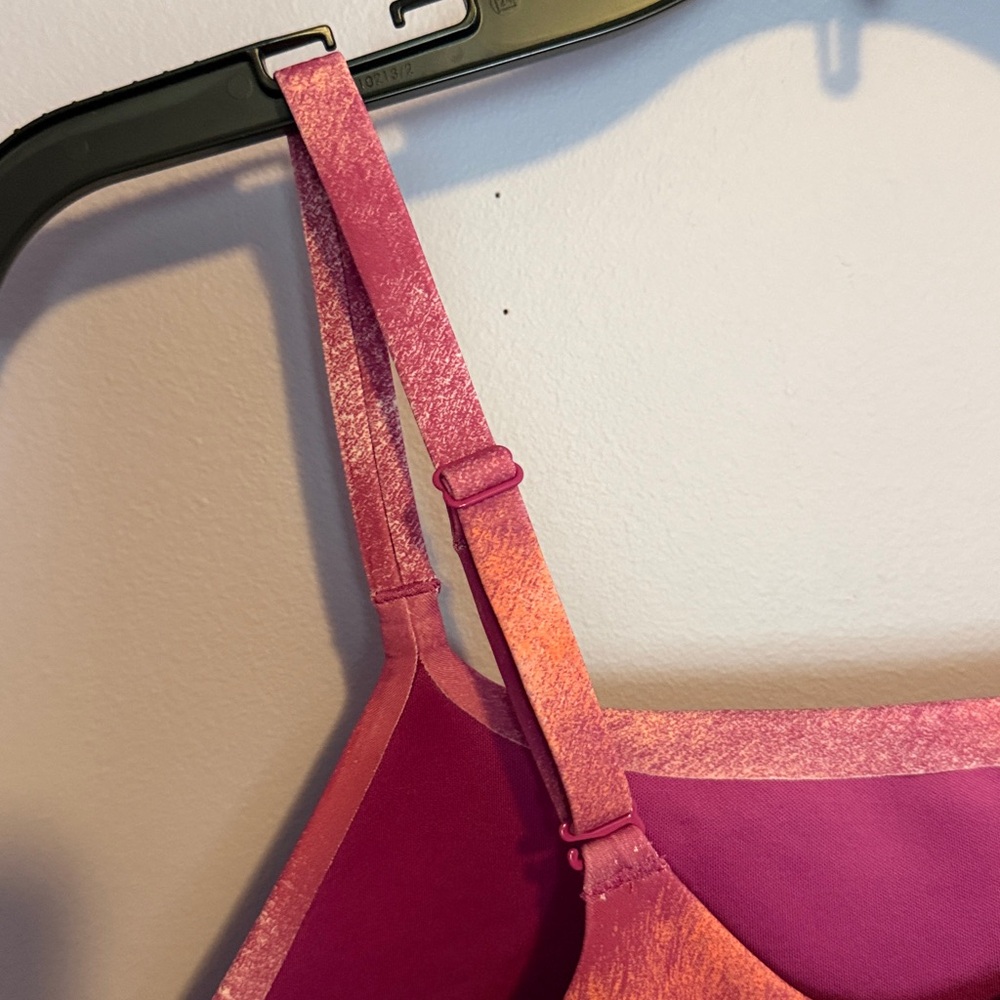 NWT- Women’s Nike Convertible Sports Bra and Shorts  Athletic Set Size Large - Picture 2 of 9